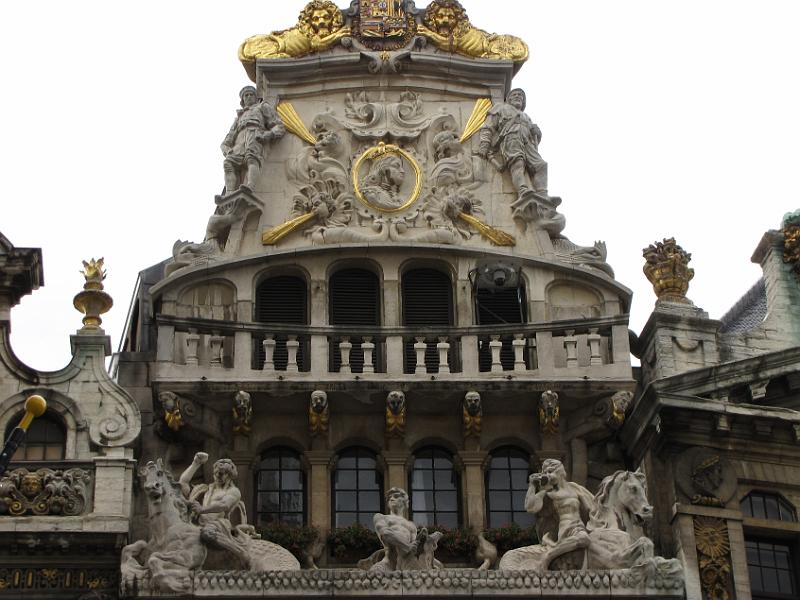gevel_grote markt_brussel.jpg - Detail van de gevel van De Horen. Het gildehuis van het schippersgilde. Op de foto het gevolg van de zeegod op paarden. Het bovenste deel van de gevel lijkt op de achtersteven van een fregat.